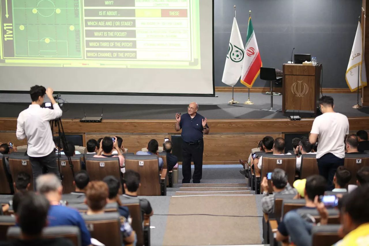 برگزاری کارگاه بزرگ آموزش مربیان مدارس فوتبال پایه در مشهد برگزاری کارگاه بزرگ آموزش مربیان مدارس فوتبال پایه در مشهد