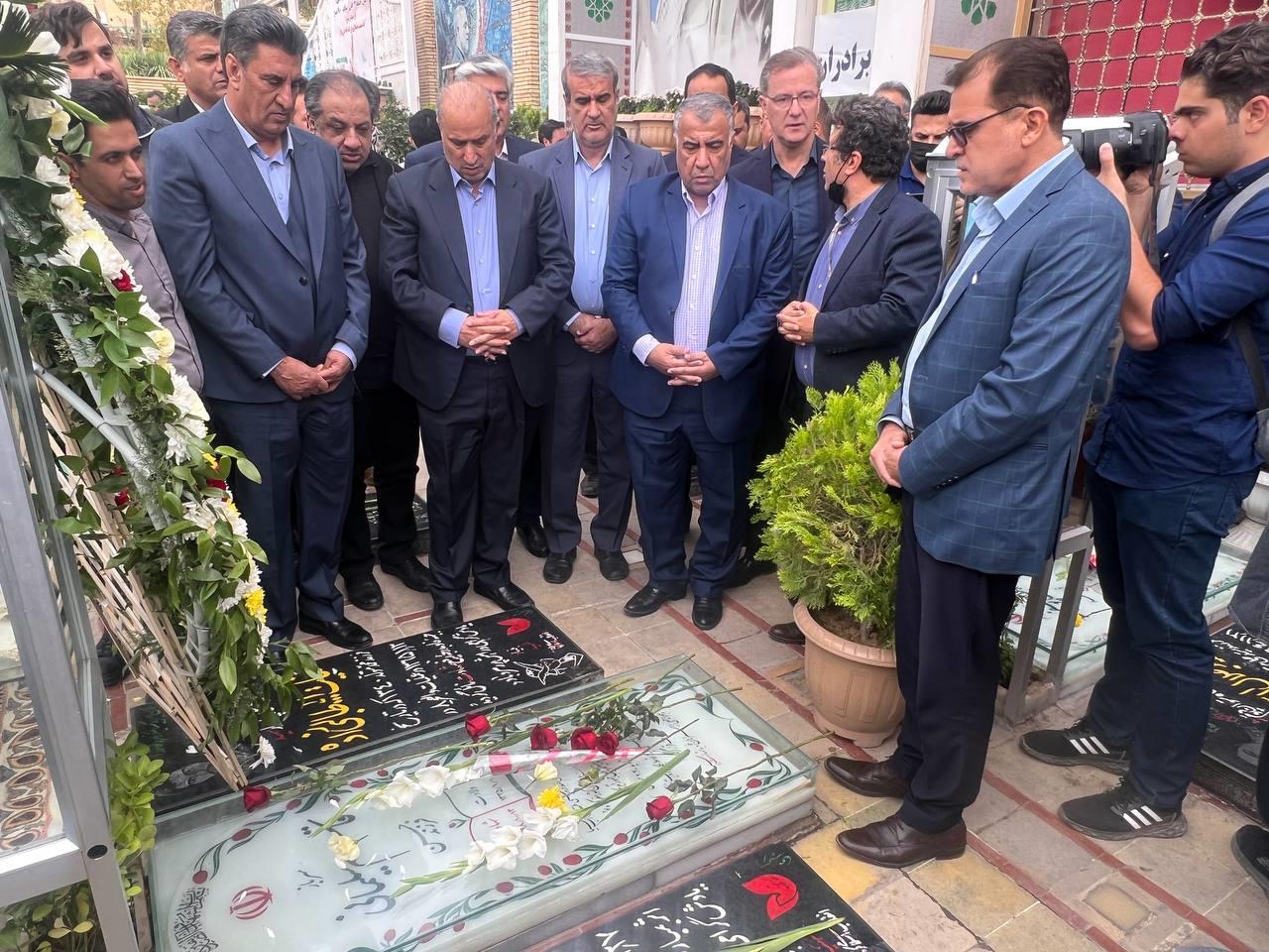 حضور تاج و مدیران فدراسیون فوتبال بر سر مزار شهید سردار سلیمانی