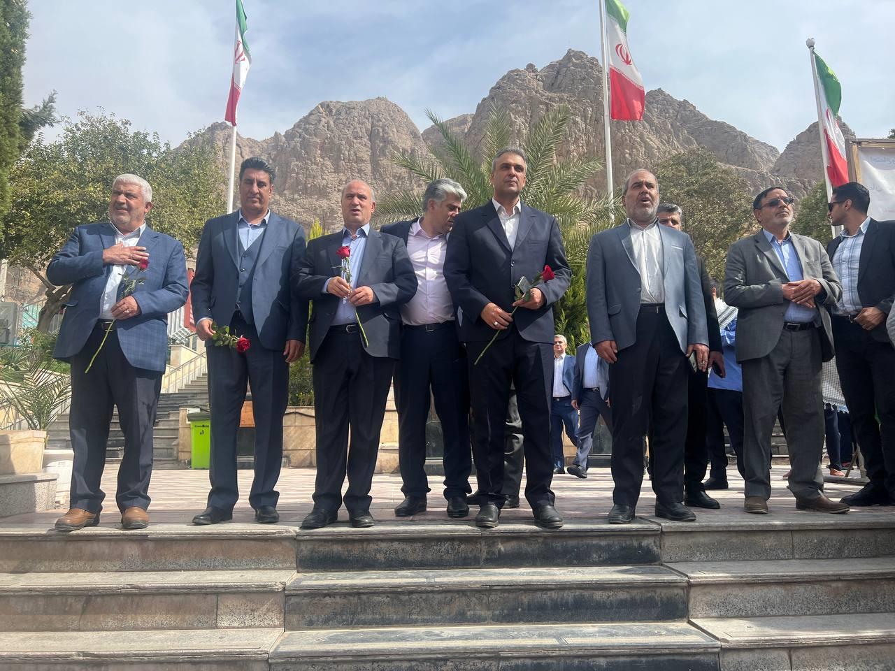حضور تاج و مدیران فدراسیون فوتبال بر سر مزار شهید سردار سلیمانی