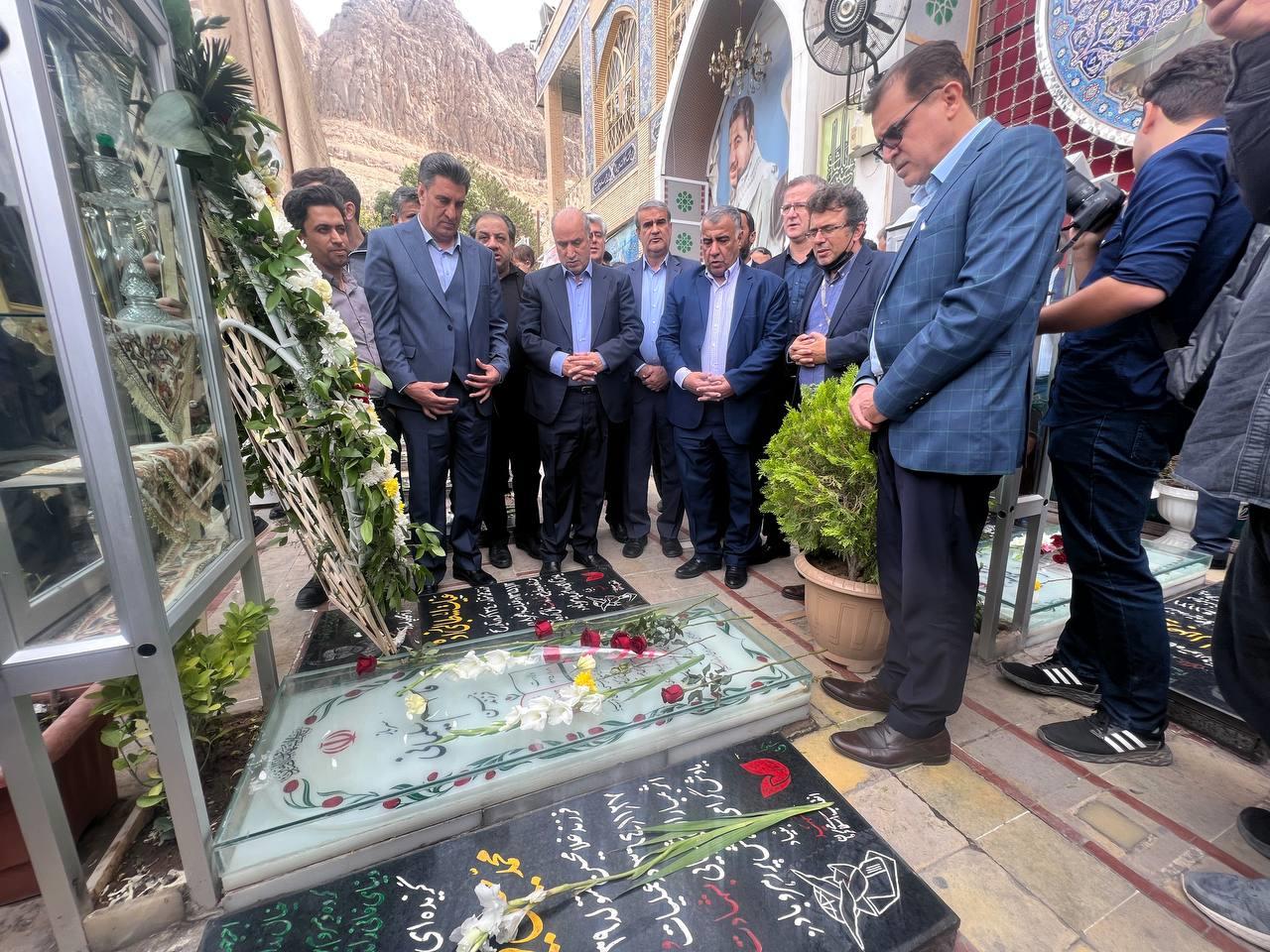 حضور تاج و مدیران فدراسیون فوتبال بر سر مزار شهید سردار سلیمانی