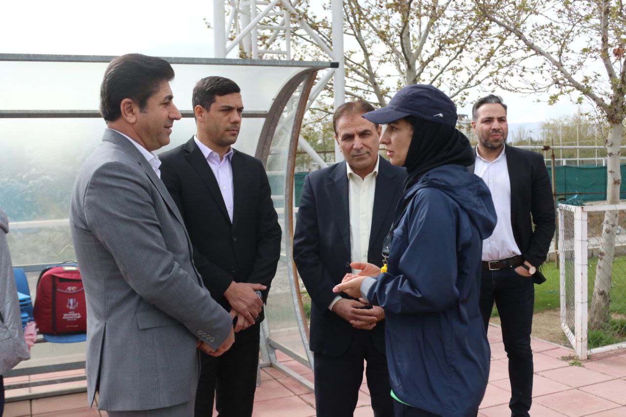 حضور دبیرکل و اعضای هیات رئیسه فدراسیون در تمرین تیم ملی فوتبال بانوان حضور دبیرکل و اعضای هیات رئیسه فدراسیون در تمرین تیم ملی فوتبال بانوان