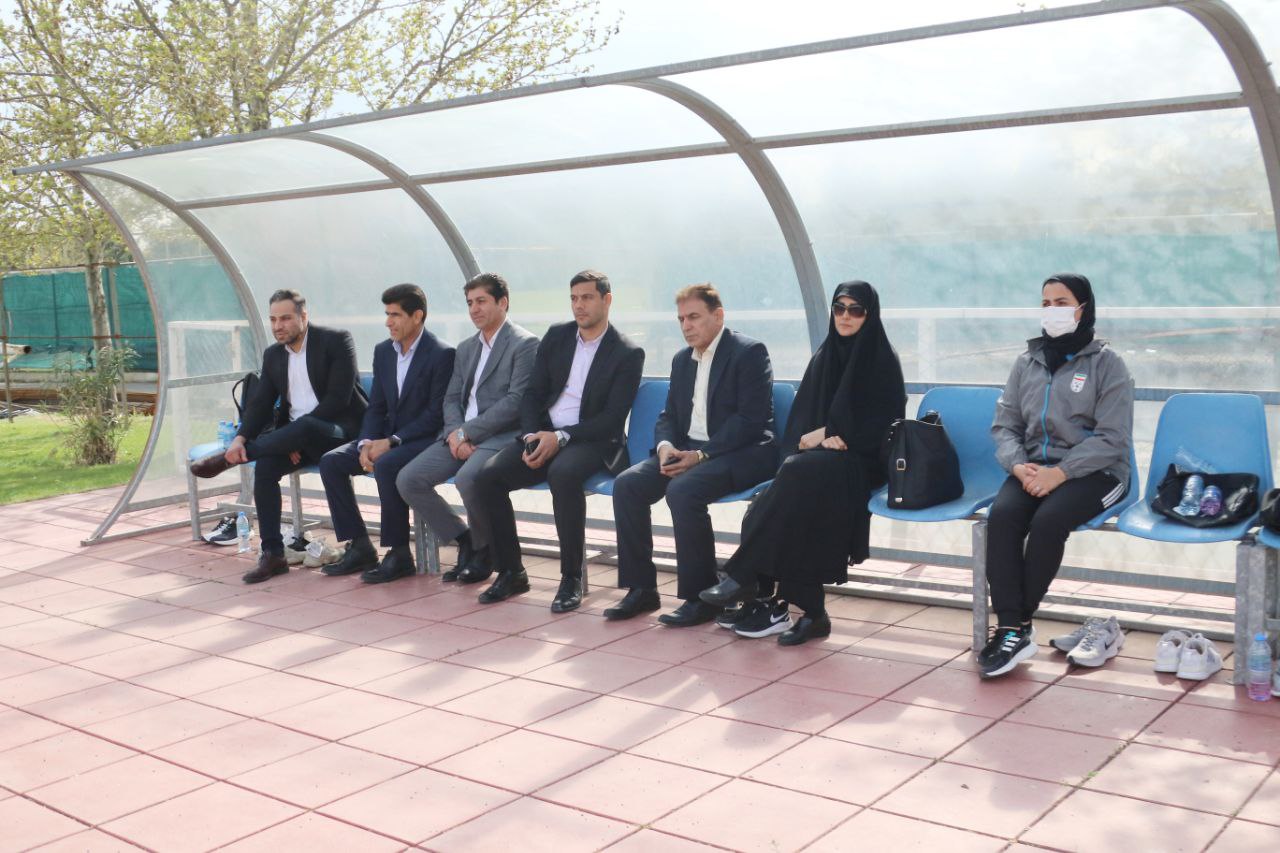 حضور دبیرکل و اعضای هیات رئیسه فدراسیون در تمرین تیم ملی فوتبال بانوان حضور دبیرکل و اعضای هیات رئیسه فدراسیون در تمرین تیم ملی فوتبال بانوان