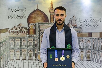 اهدای مدال قهرمانی ملی‌پوش فوتبال ساحلی کشور به موزه آستان قدس رضوی