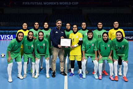 اهدای تندیس فیفا به کاپیتان تیم