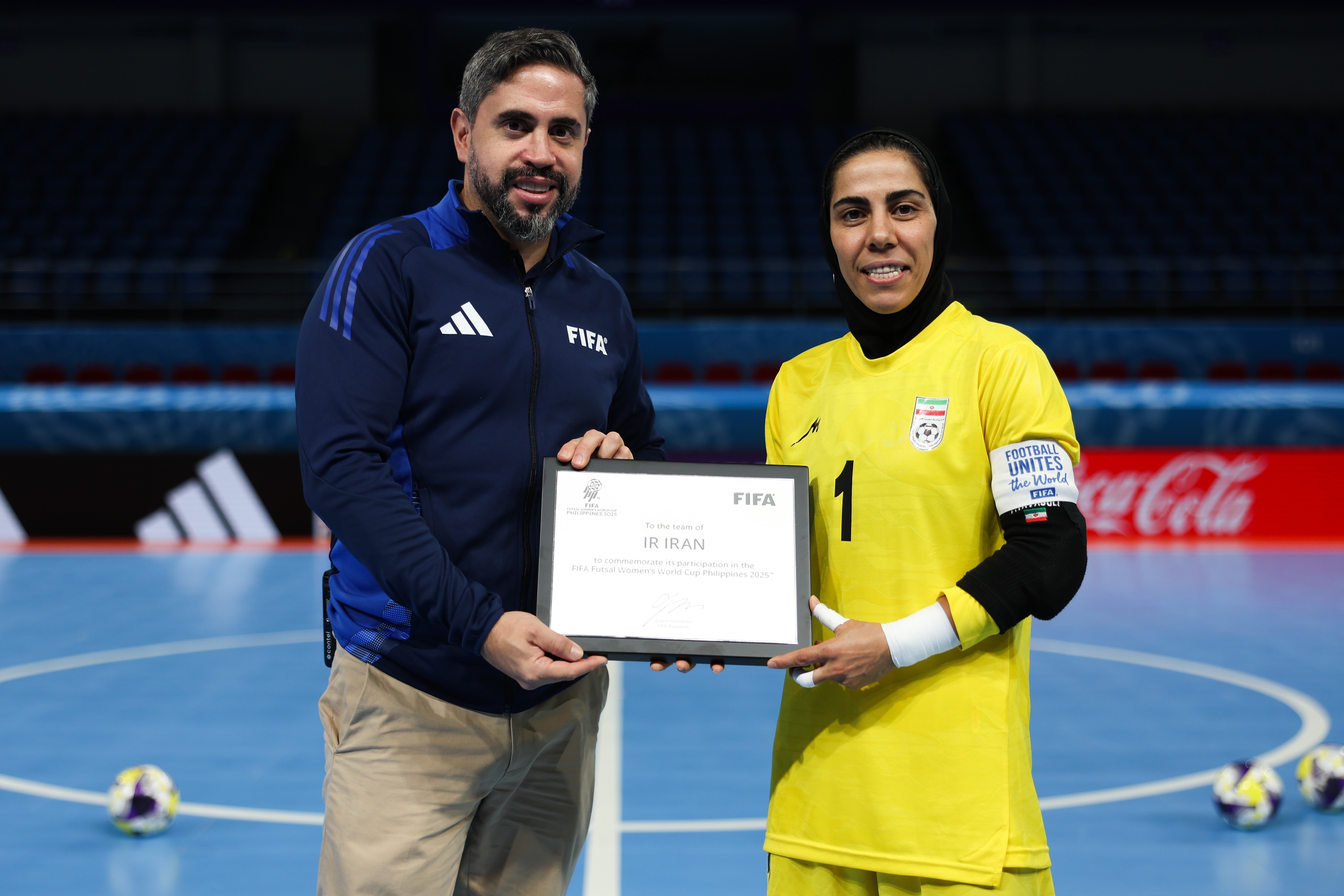 اهدای تندیس فیفا به کاپیتان تیم