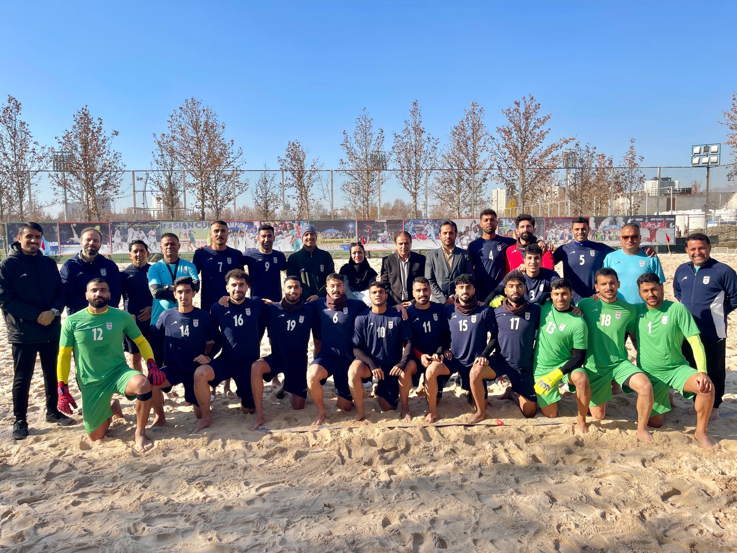 تقدیر اعضای تیم ملی فوتبال ساحلی به مناسبت گرامیداشت روز زن و مادر