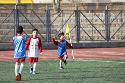 در سرمای یخبندان اردیبل، فوتبال گرمای کودکان است