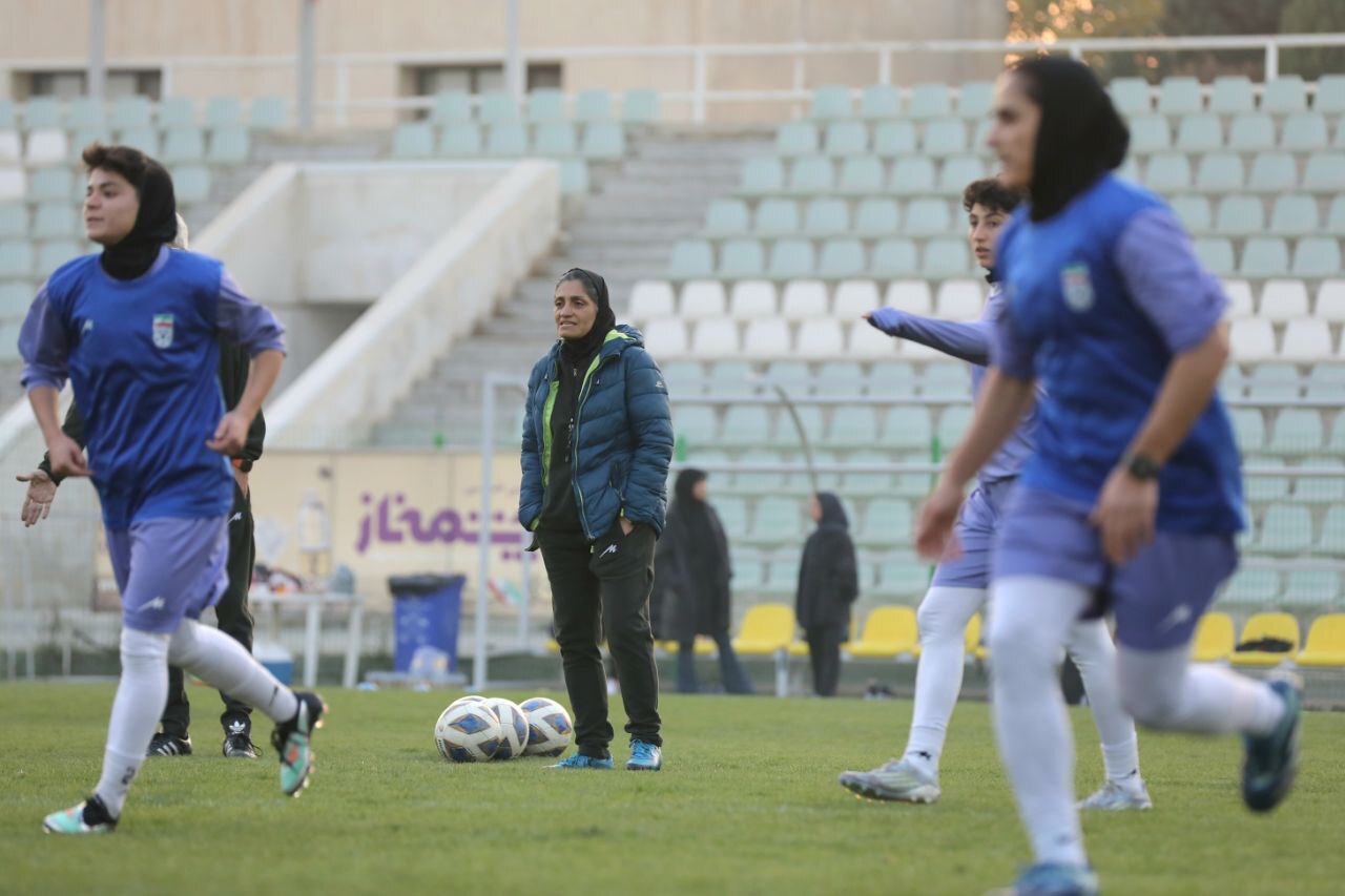 تقویت مهارت های فردی در تمرین عصرگاهی امروز تیمملی فوتبال بانوان تقویت مهارت های فردی در تمرین عصرگاهی امروز تیمملی فوتبال بانوان